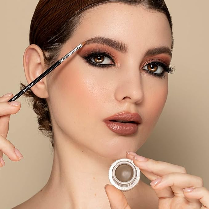 Sigma Beauty Professional E06 Eye Liner Brush – Fine Angled Eyeliner Brush with Pointed Tip for Meticulously Applying Gel and Liquid Eyeliner, For Cat Eyeliner & Winged Liner (1 Brush)