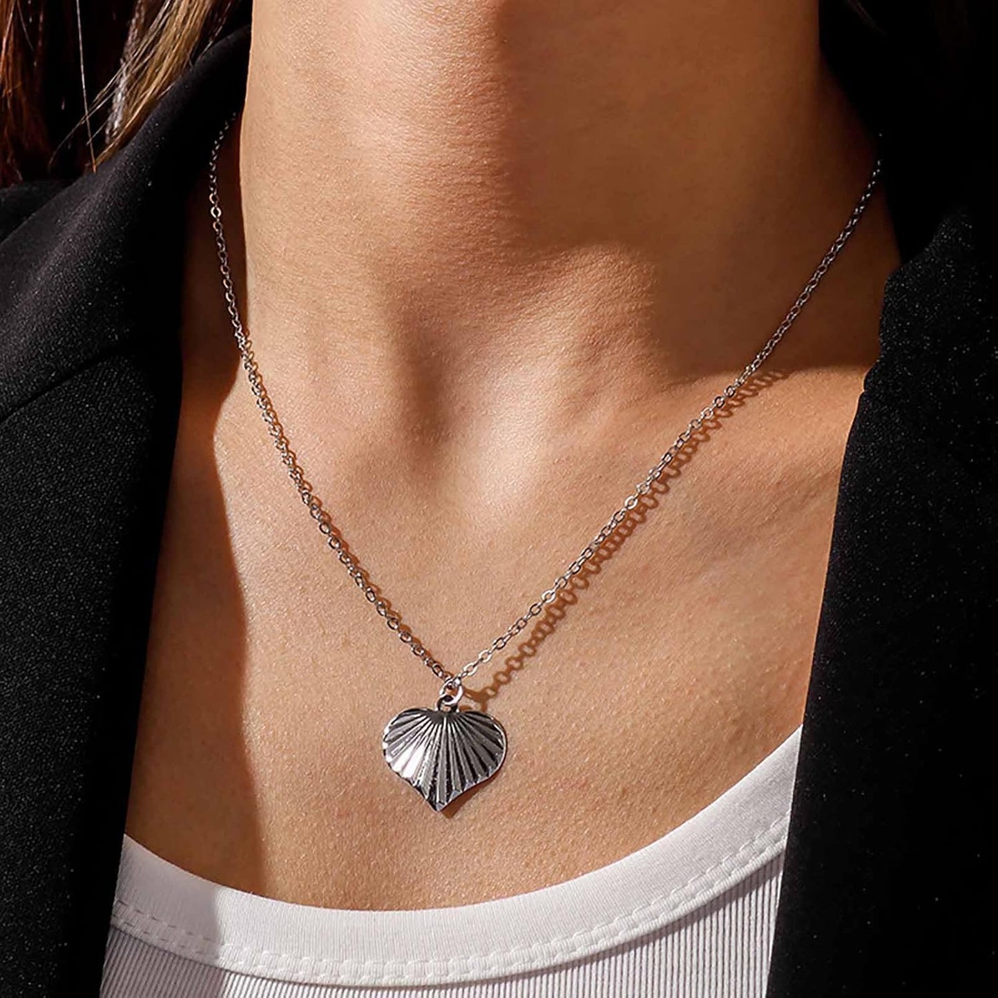Boho Heart Pendant Necklace Gold Heart Necklace Vintage Heart Love Pendant Necklace Textured Heart Chain Necklace Minimalist Heart Charm Necklace Jewelry for Women and Girls
